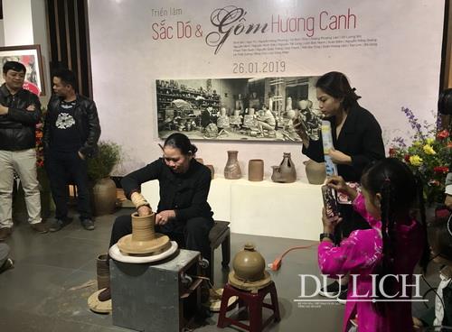 Nghệ nhân Giang Thị Nhạn trình diễn kỹ thuật vuốt tay gốm sành Hương Canh tại buổi khai mạc Triển lãm “Sắc dó và gốm Hương Canh”